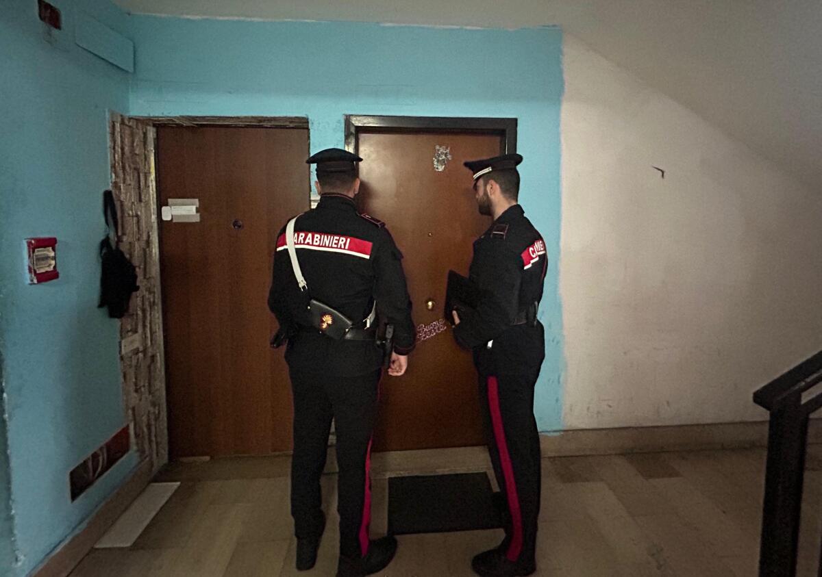 Nettuno, tenta di disfarsi del crack lanciando un borsello in strada. 31enne di Anzio in manette. - 