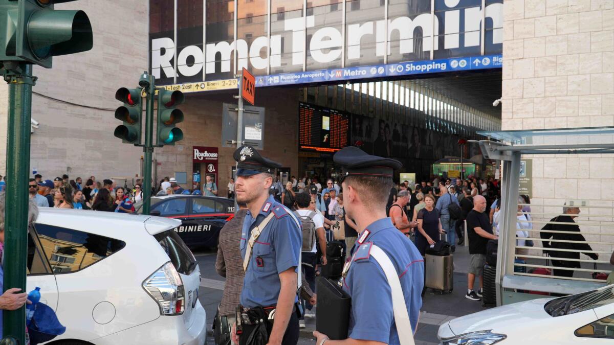 Stazione Termini: si addormenta su una panchina, in attesa del treno; viene derubata. - 