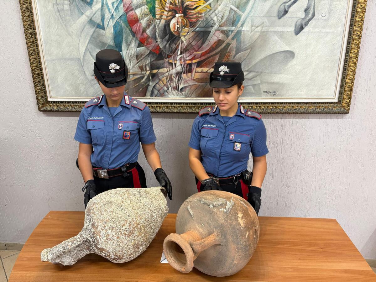 Due preziose anfore romane tornano ad Anzio grazie ai Carabinieri e alla Soprintendenza. - 