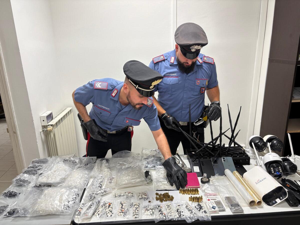 Nettuno, quasi due chili di droga e proiettili occultati in uno zaino. Blitz dei Carabinieri in un’area “sensibile” del centro. - 