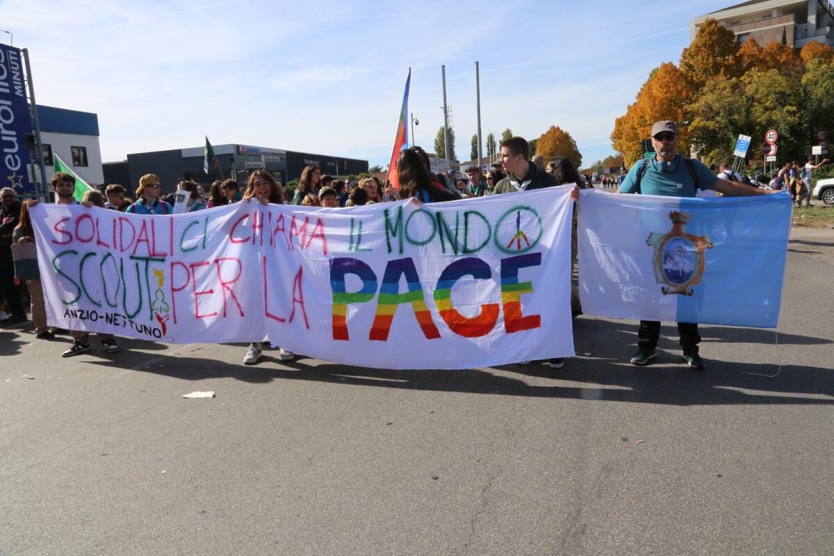 La bandiera del Comune di Anzio alla Marcia Perugia–Assisi della pace e della fraternità - 