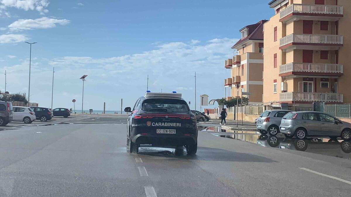 Controlli antidroga dei Carabinieri sul litorale romano, ad Ostia: scoperto appartamento utilizzato come punto di smercio. - 