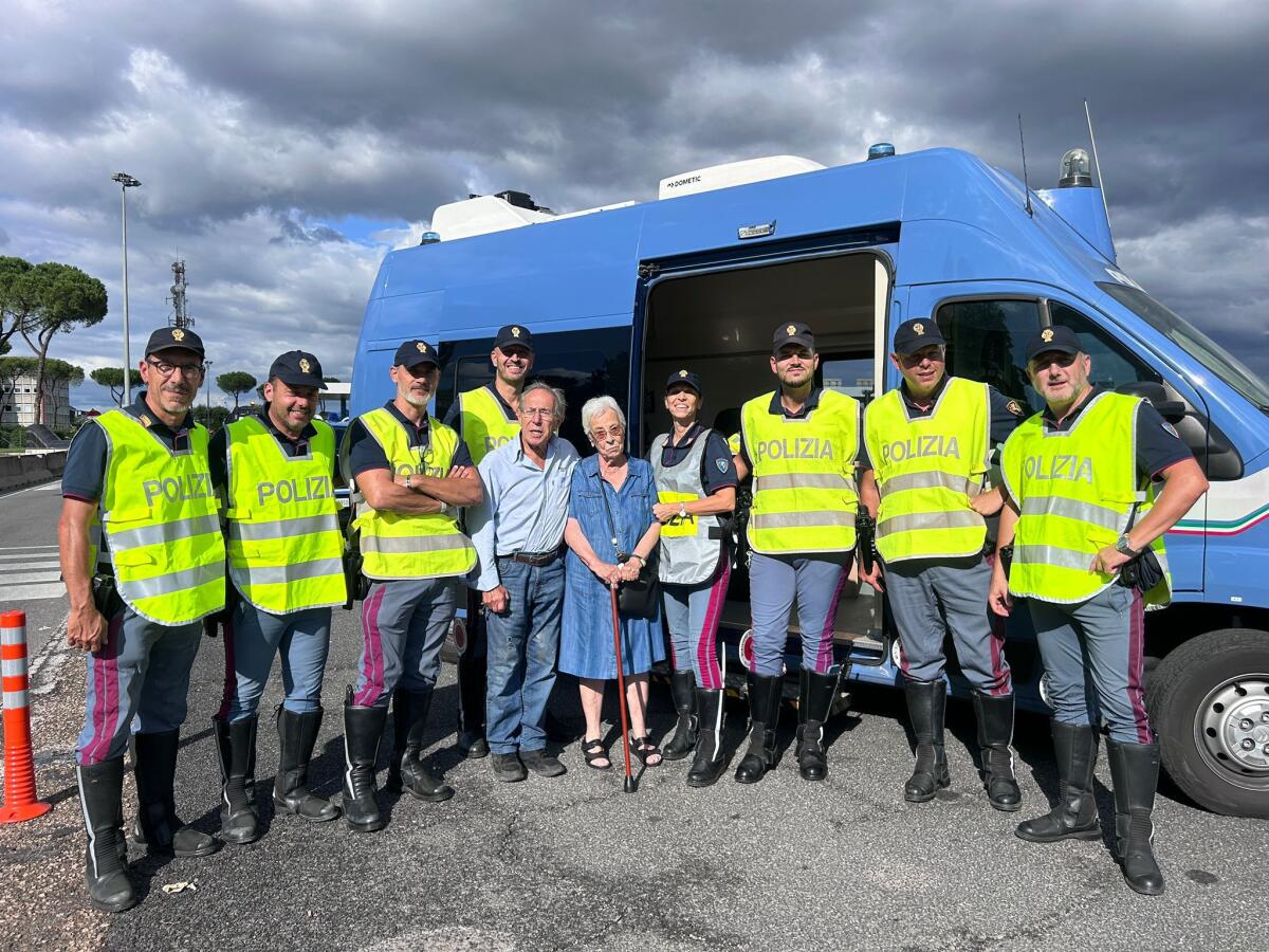 Scende al casello e l'auto inizia a muoversi con la moglie dentro: salvata dalla polizia - 