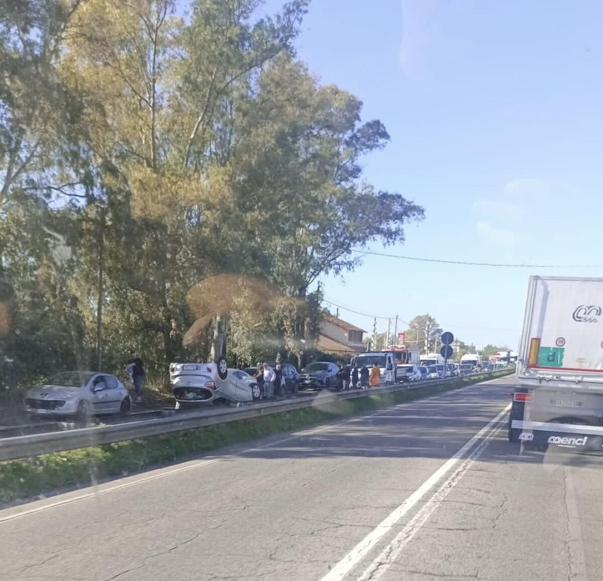 Pontina, auto si ribalta sulla laterale altezza Icot - 