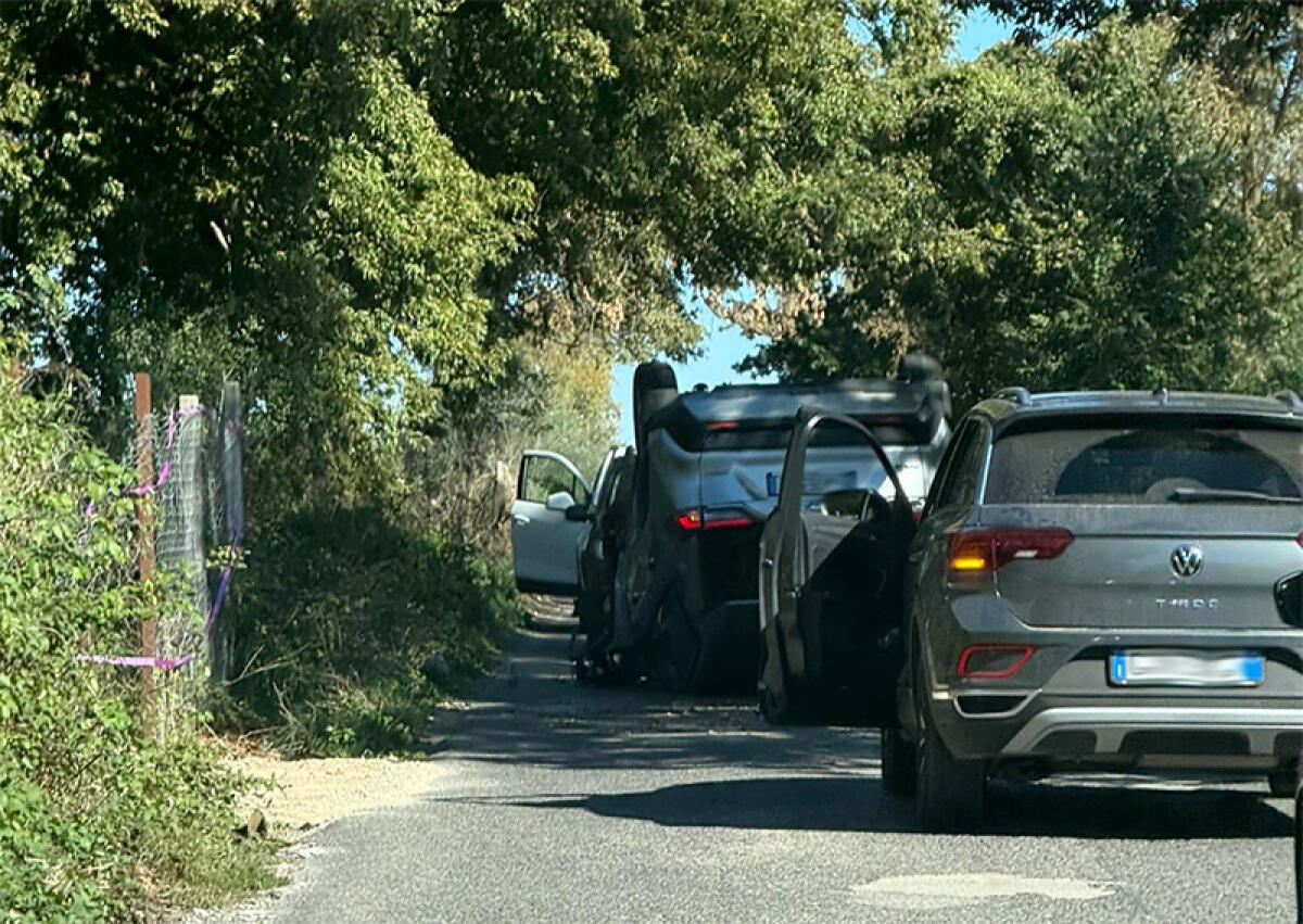 Incidente in mattinata lungo via Selciatella, nel territorio di Nettuno. Auto cappottata in strada. - 