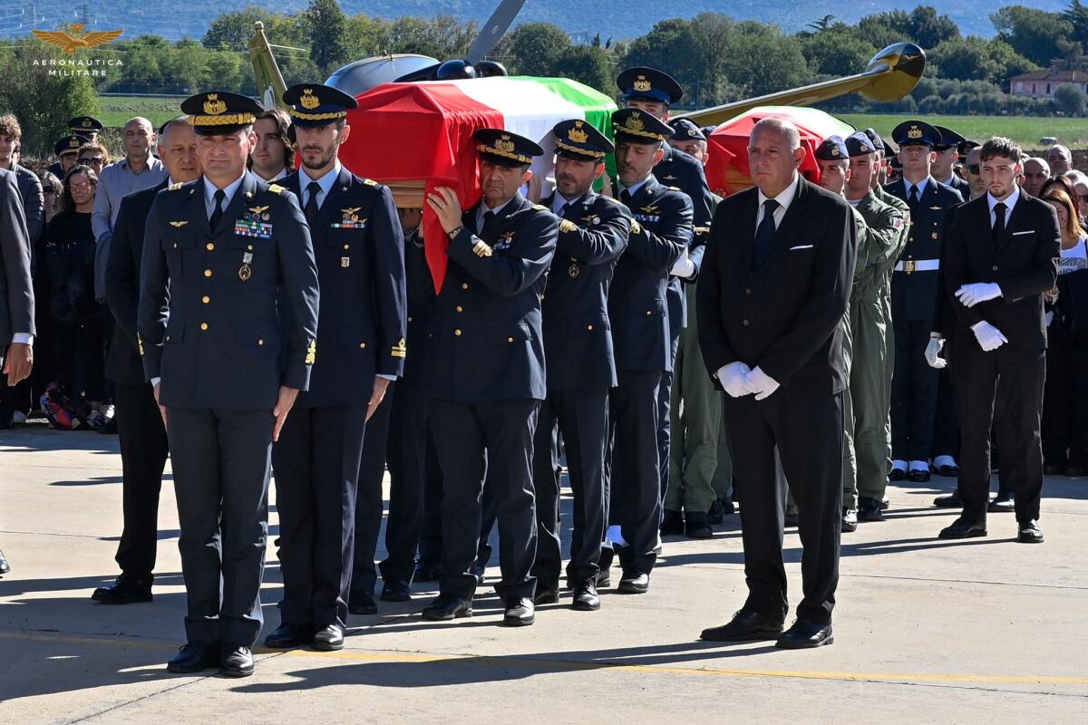 “Cieli blu. Da oggi Simone e Lorenzo voleranno tra le stelle”. Anche il ministro Crosetto ai funerali di Stato. - 