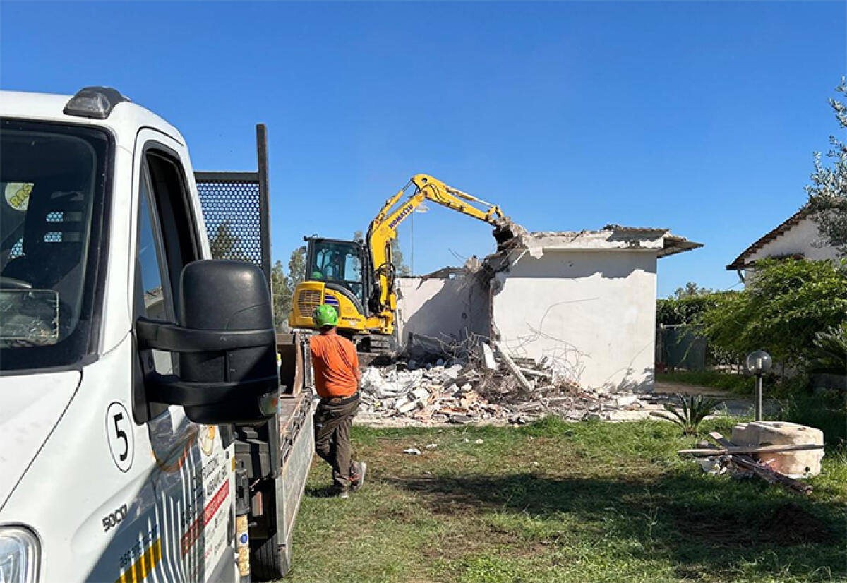 Avviate le demolizioni dei fabbricati abusivi a Borgo Sant’Antonio, al confine tra Fondi e Terracina. - 