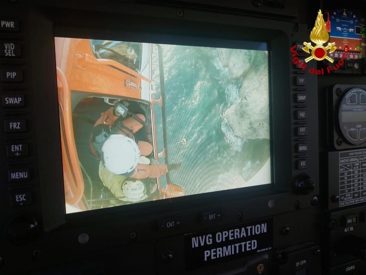 Due scalatori in difficoltà soccorsi su una parete rocciosa a picco, sulla Montagna Spaccata a Gaeta. - 