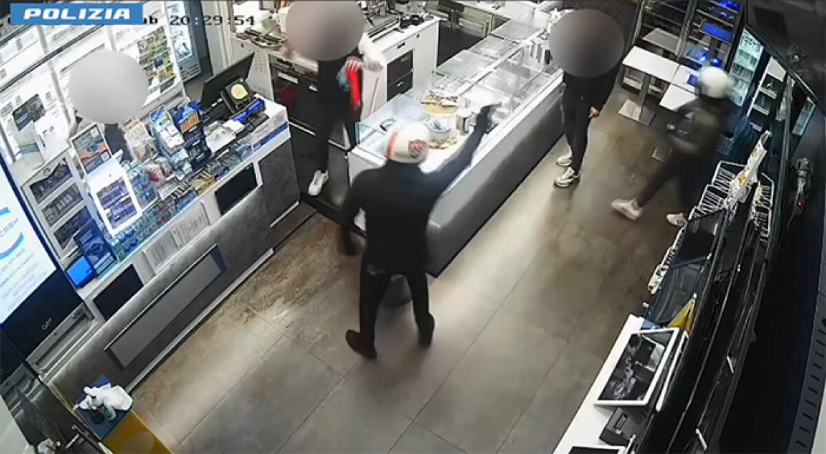 “Quartetto” di rapinatori per “orchestrare” rapine da manuale. Colpivano sale slot, bar e tabacchi. 4 arresti. VIDEO - 