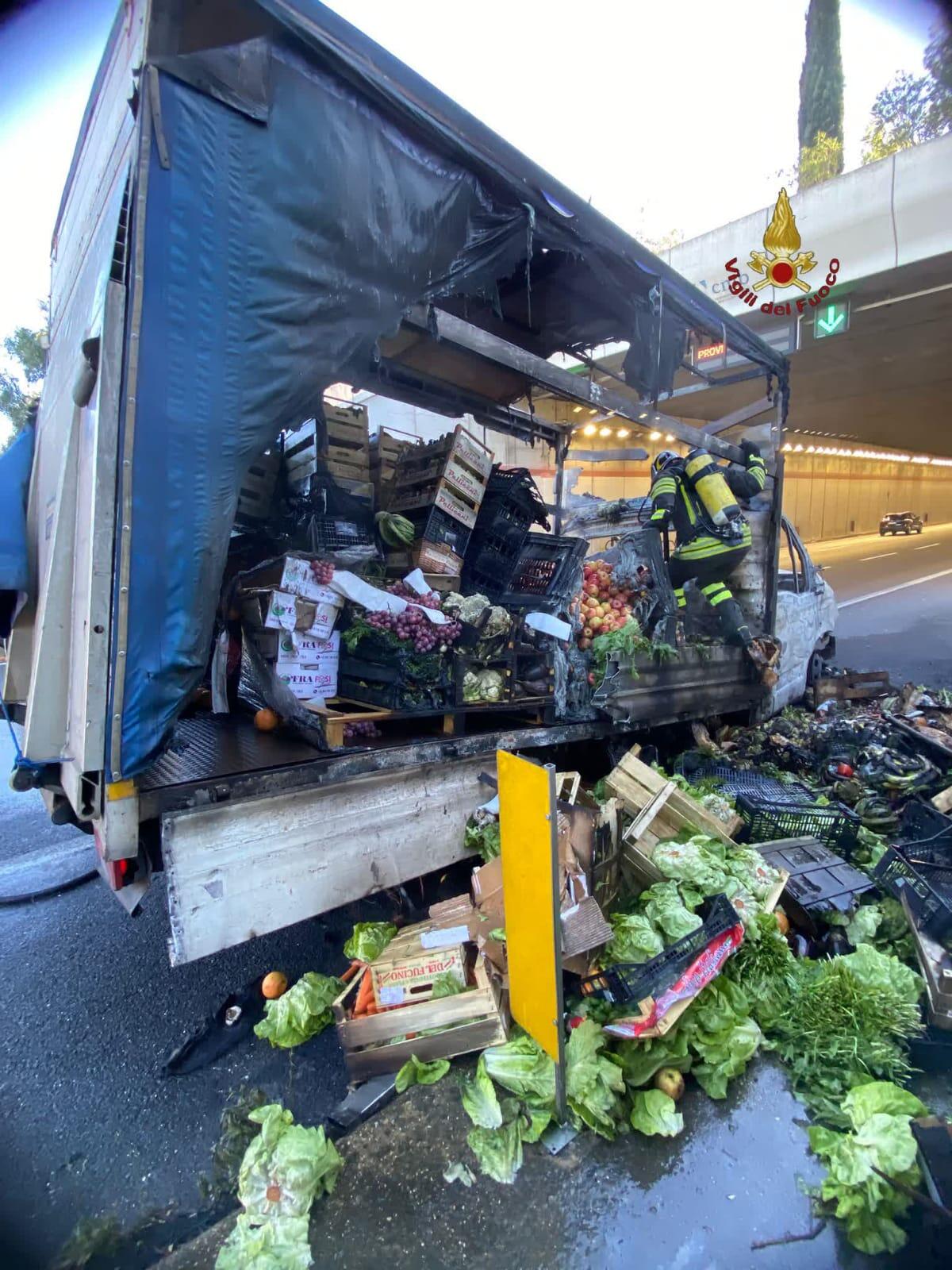 Camion di frutta e verdura in fiamme sul GRA - 