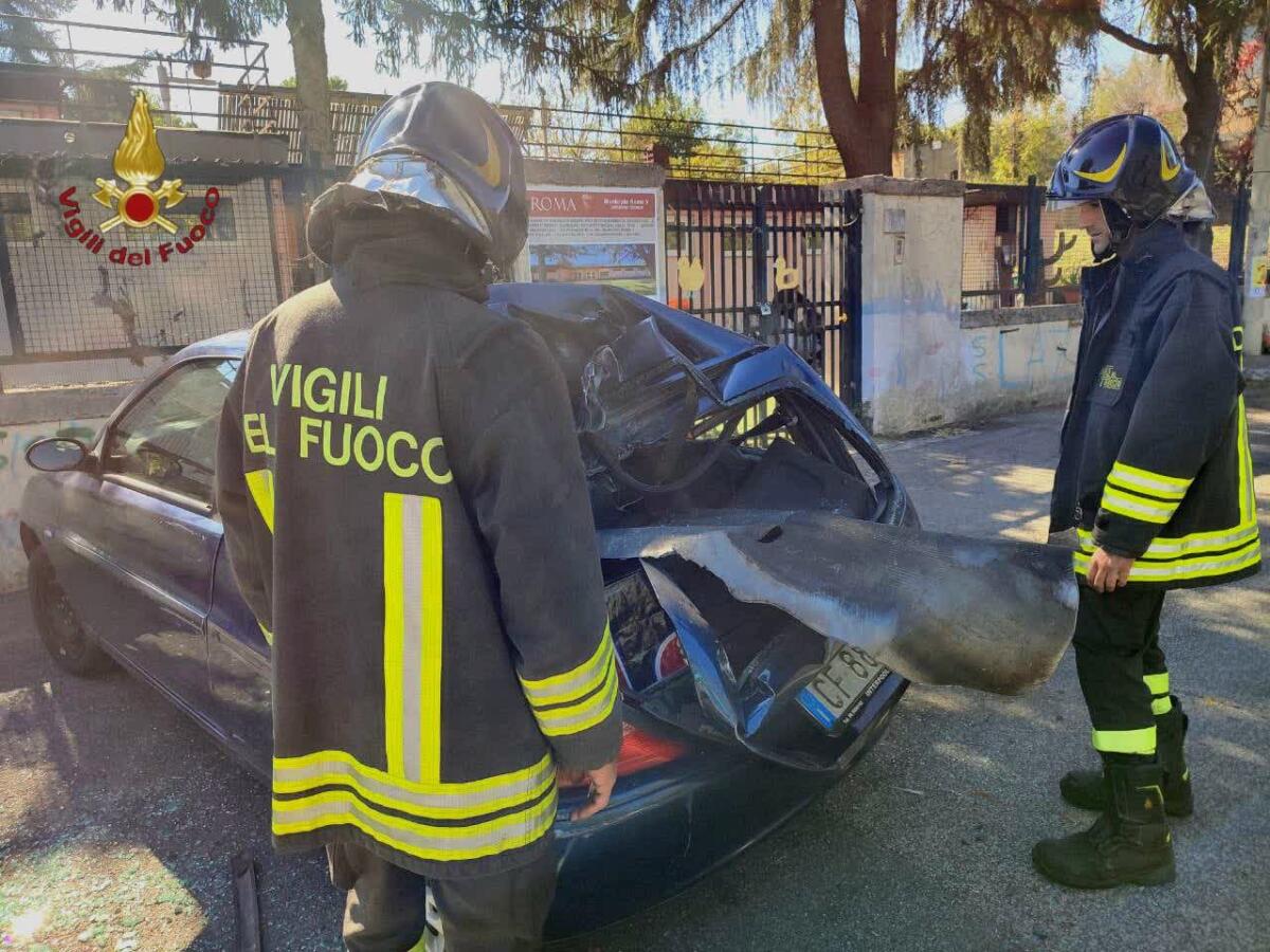 Esplode bombola di ossigeno in un cantiere Atac a Roma, danni ad un'auto - 