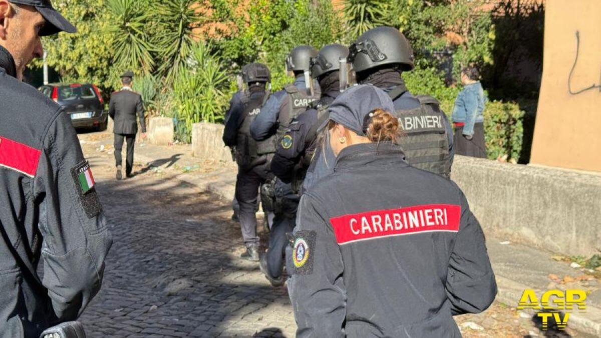 Perquisiti i fortini della droga: oltre tremila dosi di cocaina e crack, cinque persone fermate - 