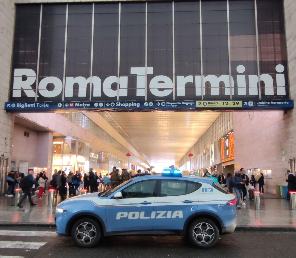 Strappa collane ai turisti alla Stazione Termini, 24enne arrestato dalla polizia - 