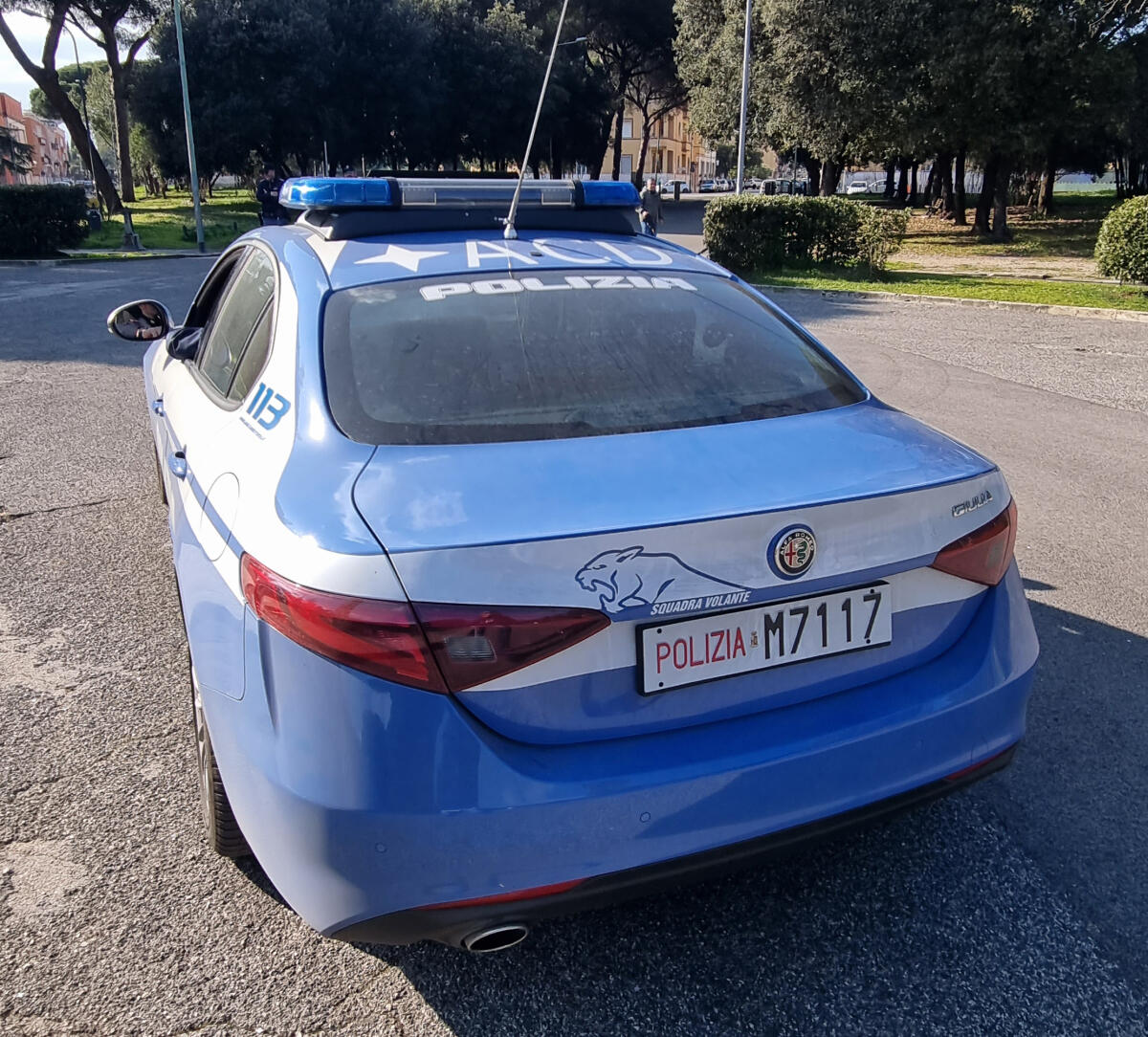 Molestie sessuali ad alcune donne in centro a Latina, con sé aveva bastone e coltello: arrestato - 