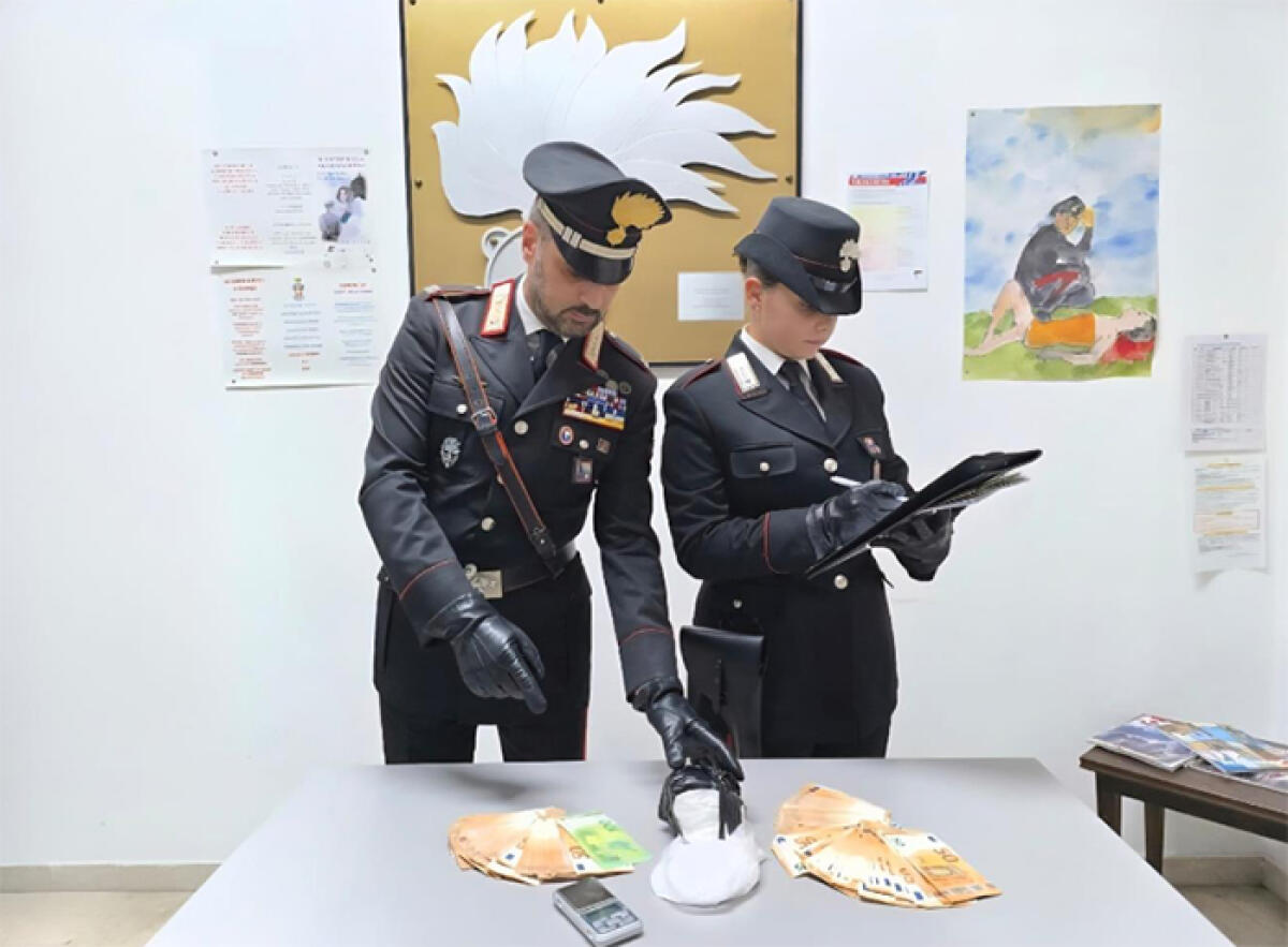 Gettano mezzo chilo di cocaina da finestrino dell'auto: due arresti a Sezze, i Carabinieri recuperano oltre 7.600 euro. - 
