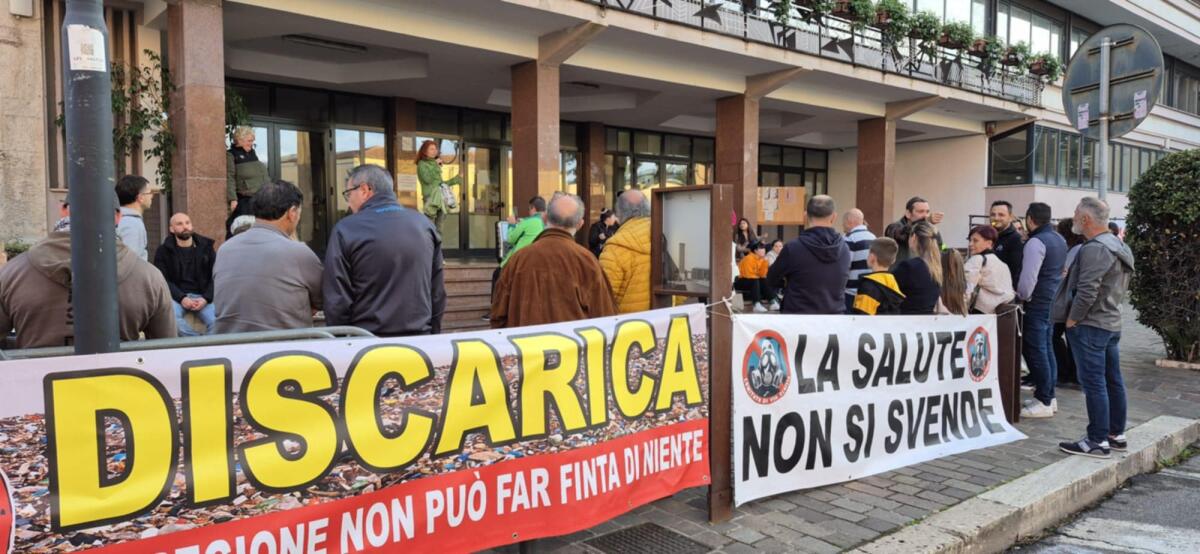 Stop ai lavori per la discarica, ad Aprilia ennesimo sit-in pacifico in Piazza Roma, sotto al Municipio. - 