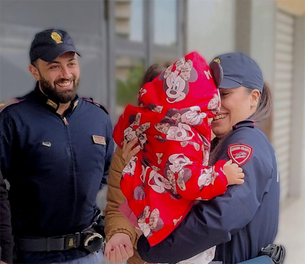 Corsa contro il tempo, due poliziotti salvano la piccola Alice di 14 mesi, colta da una grave crisi respiratoria. - 