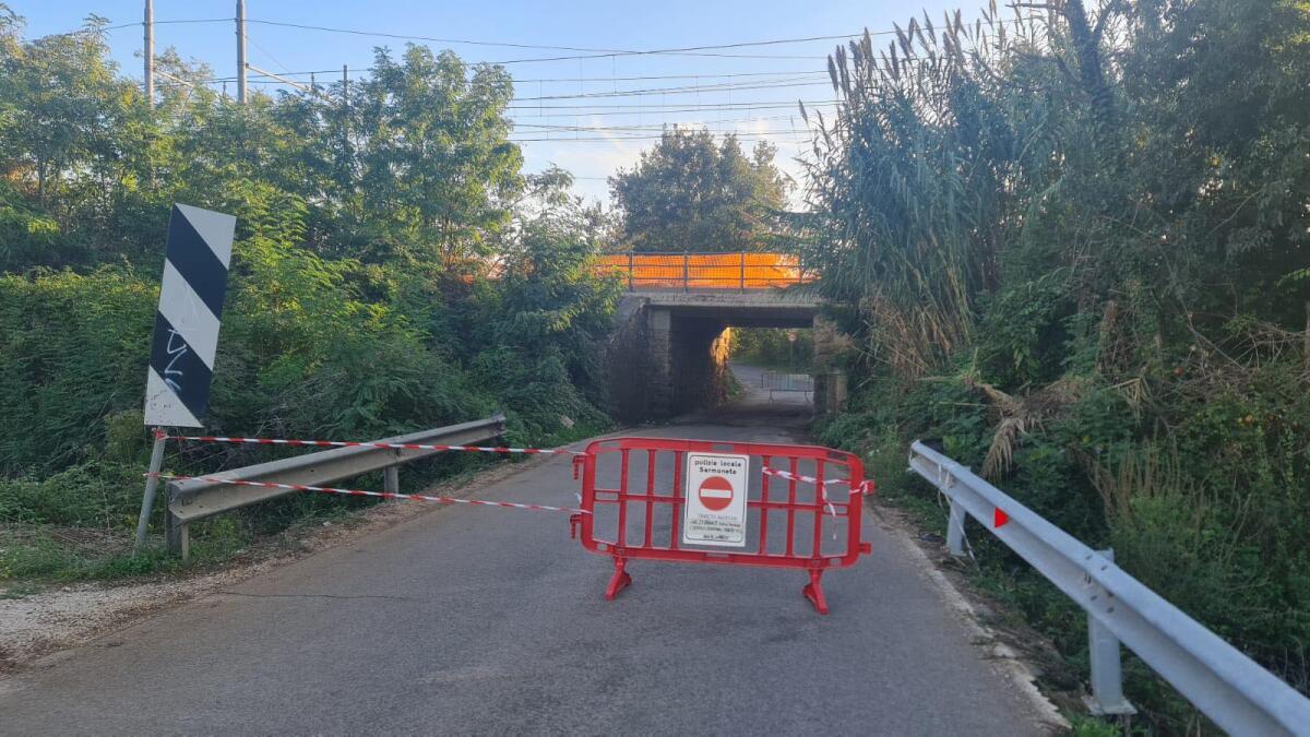 Sermoneta, camion contro la struttura del cavalcavia. Chiuso il sottopasso di via Carrara. - 