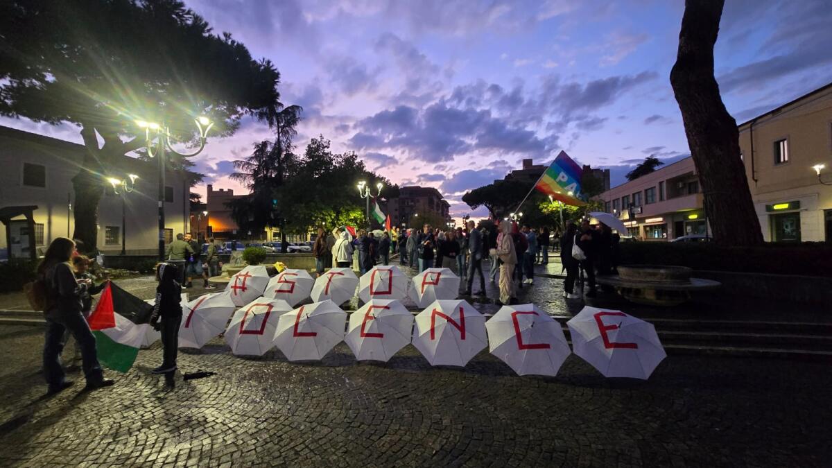 Quasi in 200 al sit-in in Piazza Roma ad Aprilia a sostegno della “Global Sumud Flotilla”. - 