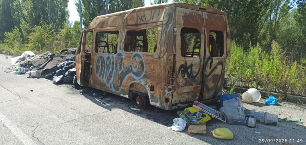 Aprilia - Mezzi bruciati e rifiuti ovunque, l'area Turbogas è una discarica - 