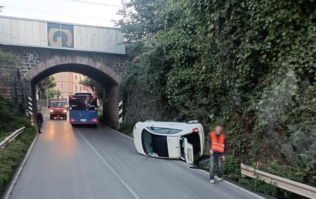 Auto ribaltata sulla Nettunense, a Campoleone. Disagi al traffico. - 