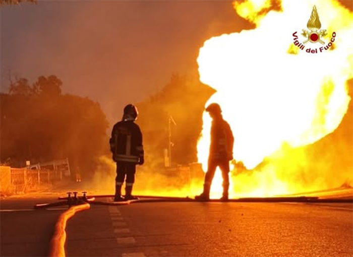 l'incendio sul ponte di Borgo Santa Maria