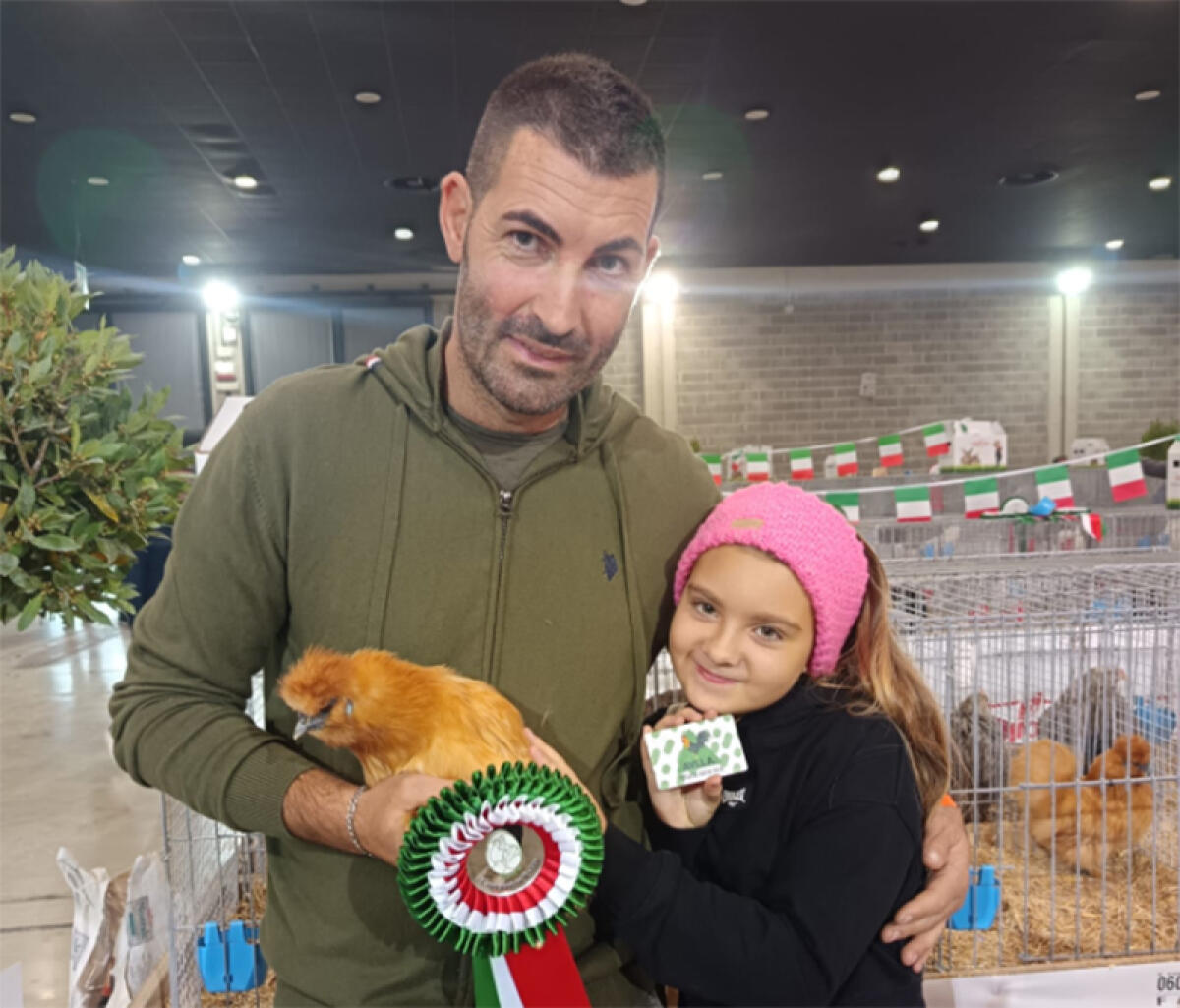 Aprilia, la piccola Emma, tra le più giovani allevatrici d'Italia, sul podio assieme al papà Federico ai Campionati Italiani di Avicoltura. - 