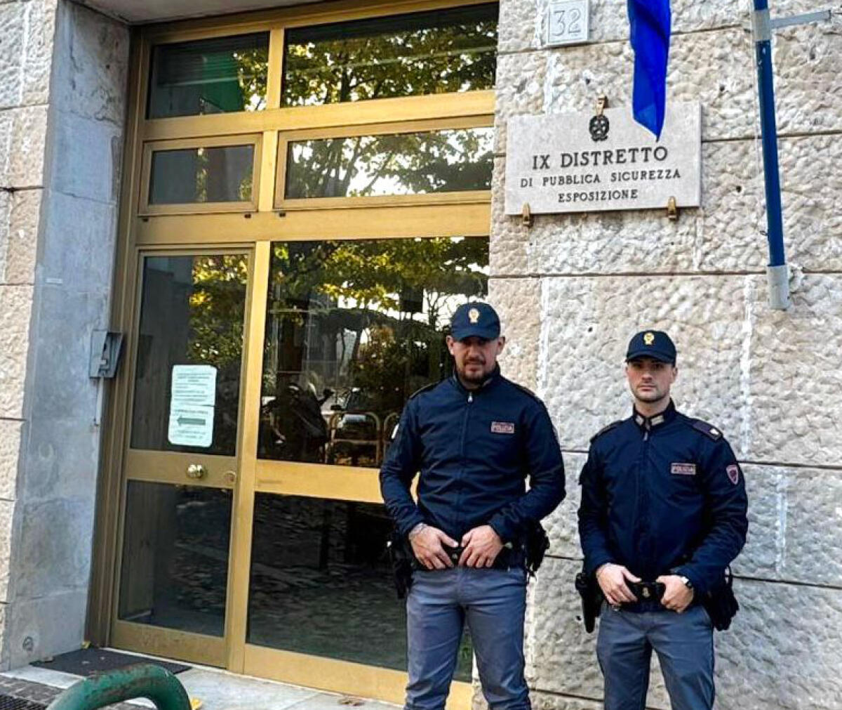 In pericoloso sul cornicione con il rischio di cadere, due poliziotti salvano madre e figlia - 