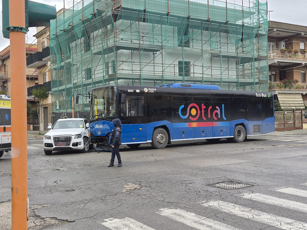 Scontro tra un'auto e bus Cotral ad Aprilia: un ferito - 