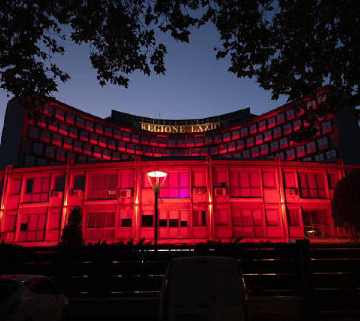 “No alla violenza sulle donne”. La Regione Lazio si illumina di rosso - 