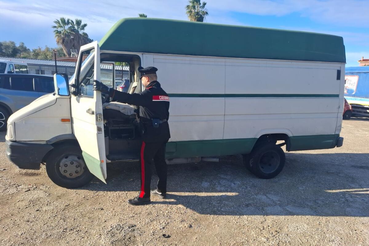 Lanuvio, in giro di notte a bordo di un autocarro pieno di arnesi da scasso. I Carabinieri denunciano tre nomadi. - 