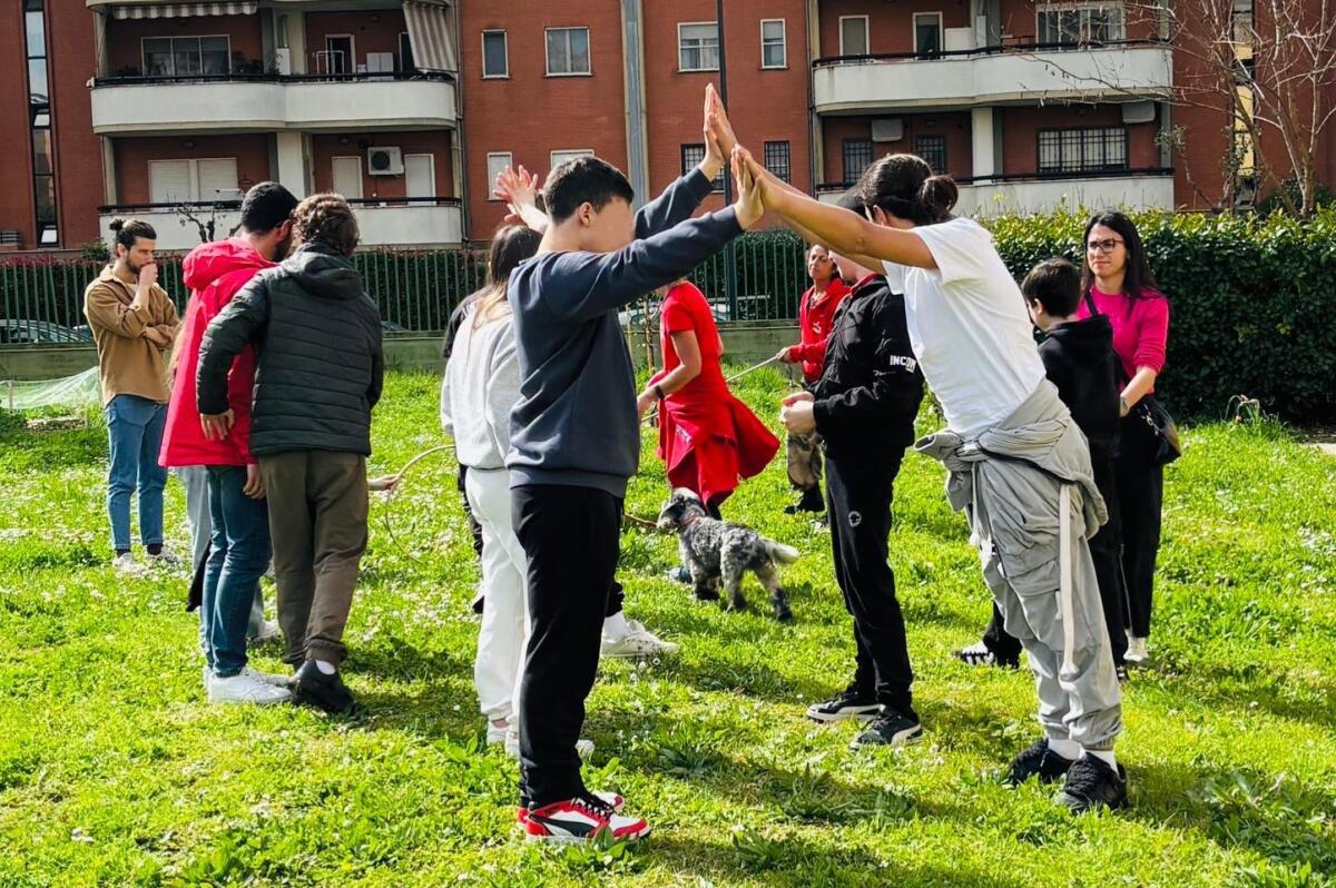 “Zampe e abbracci per crescere insieme”: Pet Therapy alla scuola Giovanni Pascoli di Aprilia - 