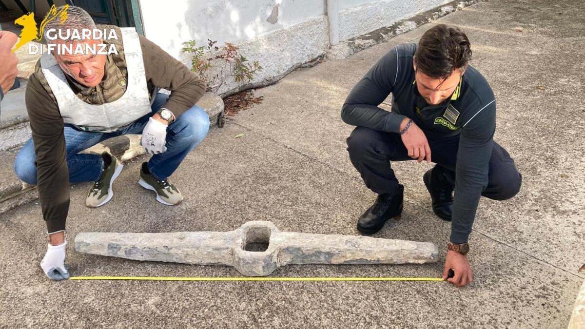 Recuperato dalla Finanza, sull’isola pontina di Zannone, un ceppo d’ancora di epoca romana. - 