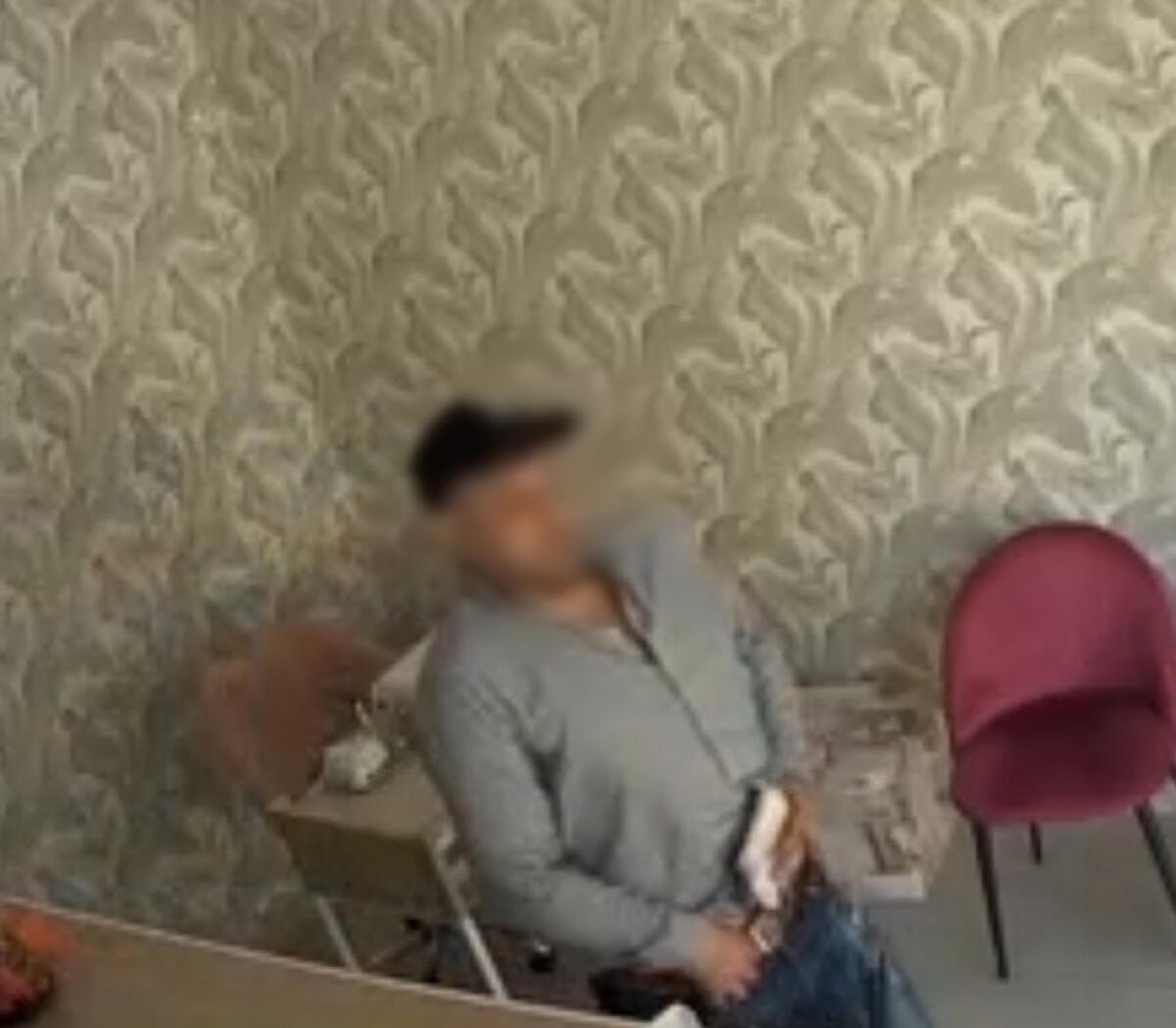 Aprilia, furti di portafogli e telefonini in alcuni negozi. Sui social la foto del “sospettato”. - 