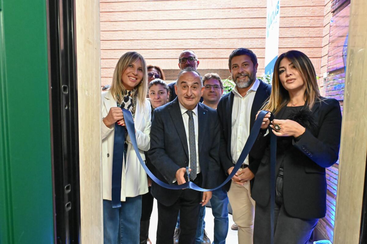 Taglio del nastro per la sede di Latina della Uiltucs - 