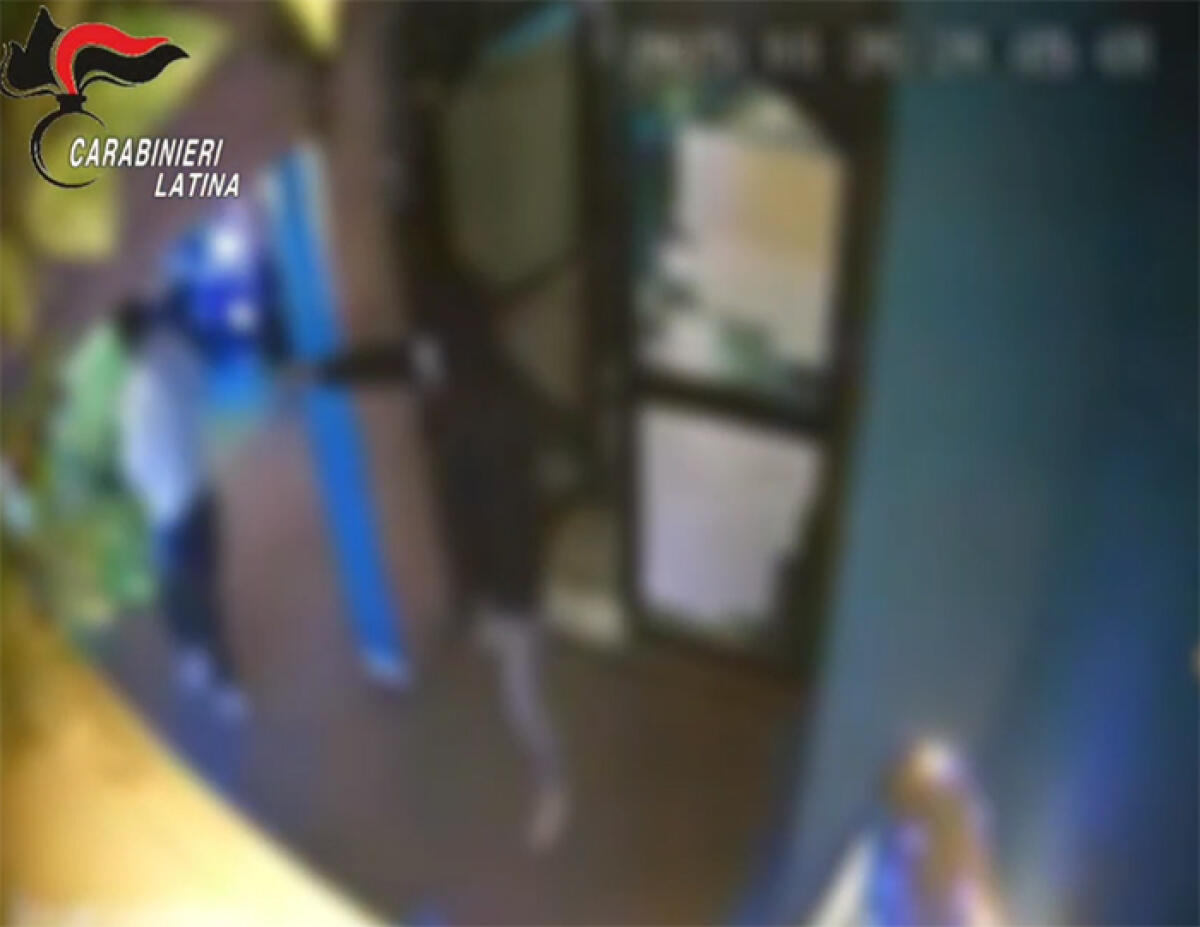 Rapinano 4mila euro in un bar, a Sezze. Durante la fuga finiscono con lo scooter contro un guardrail. Due arresti. - 