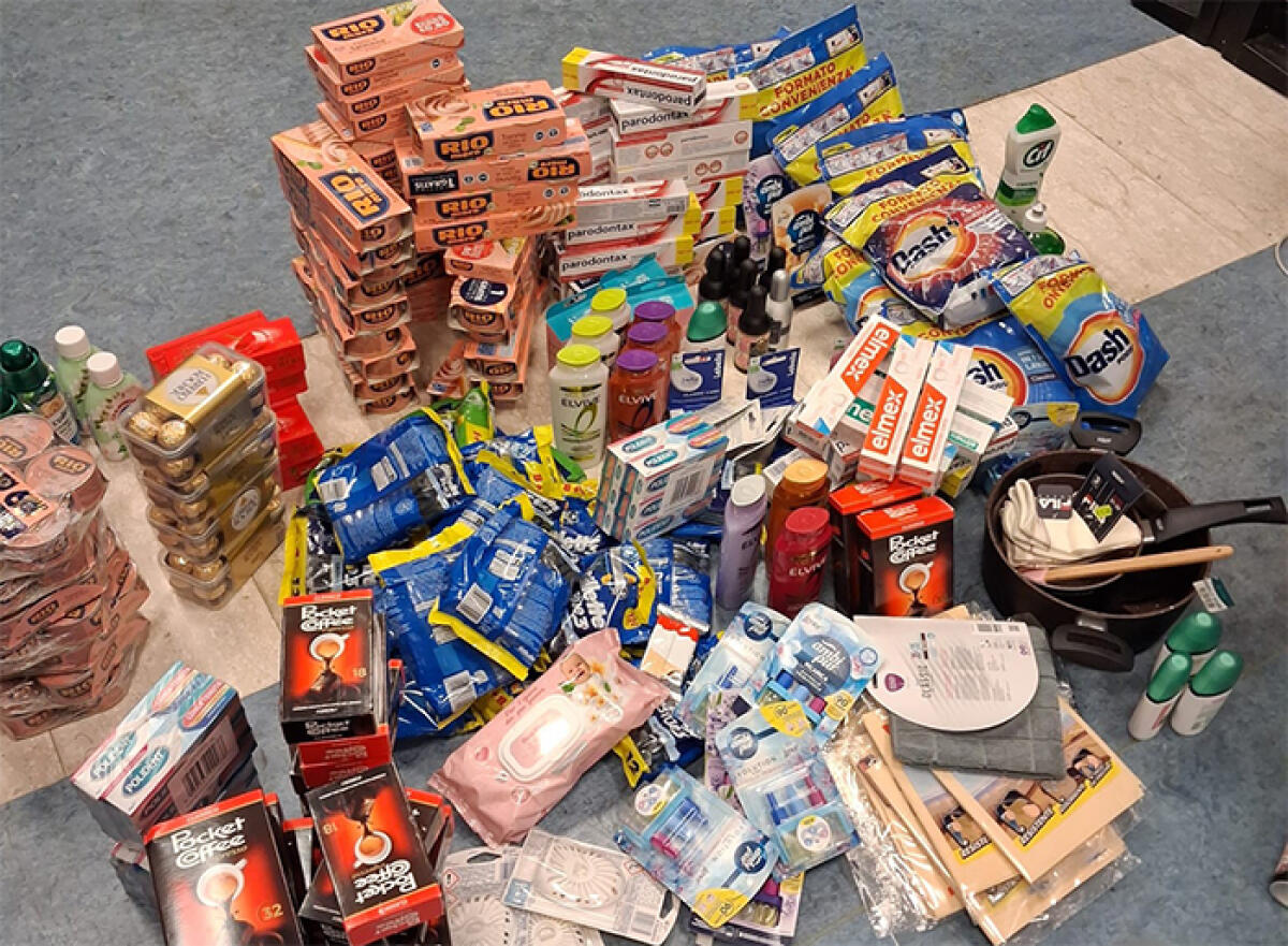 Avevano l’auto carica di generi alimentari, sottratti da alcuni supermercati pontini. - 