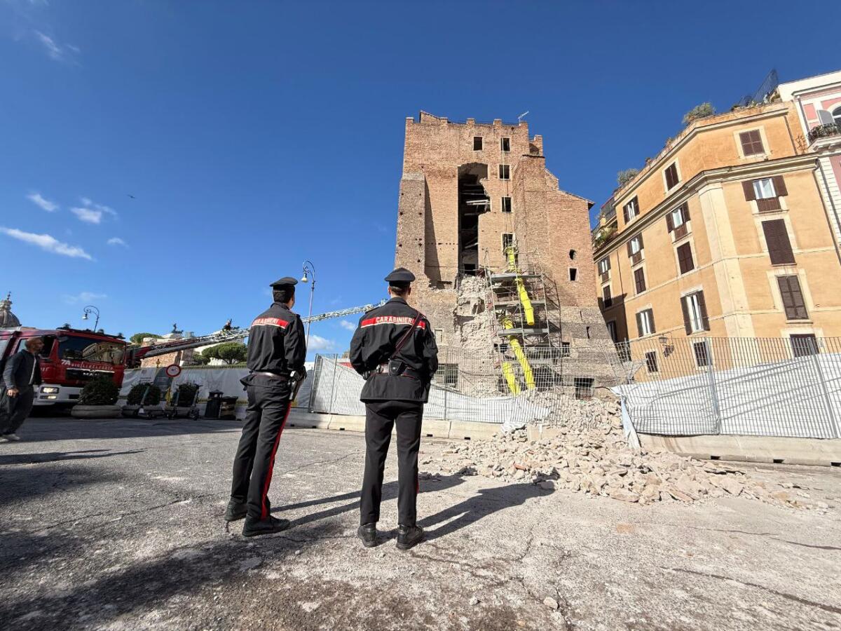 Crollo della Torre dei Conti, a Roma. L’appello della Procura: “si cercano video del primissimo crollo”. - 