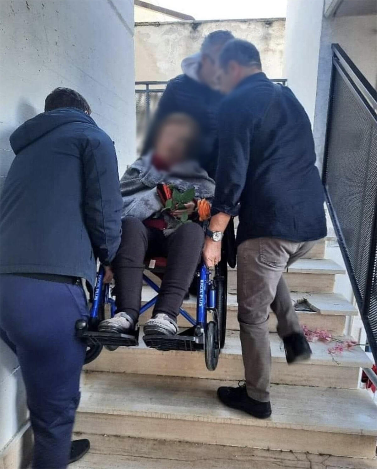 Degrado al cimitero di Aprilia: “da due anni trascino per le scale mia madre sulla sedie a rotelle”. Ascensore fuori uso. - 