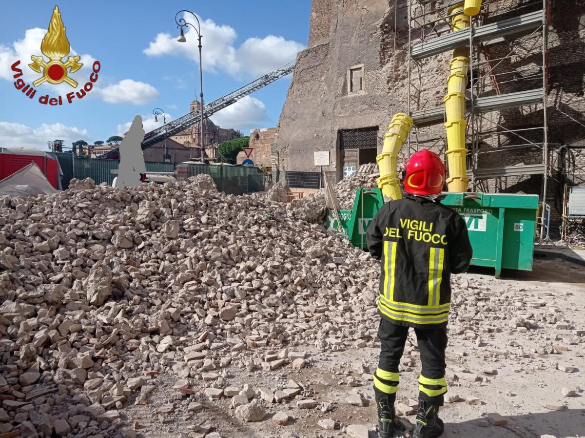 Crolla la Torre dei Conti ai Fori Imperiali: 4 feriti, grave un operaio - 