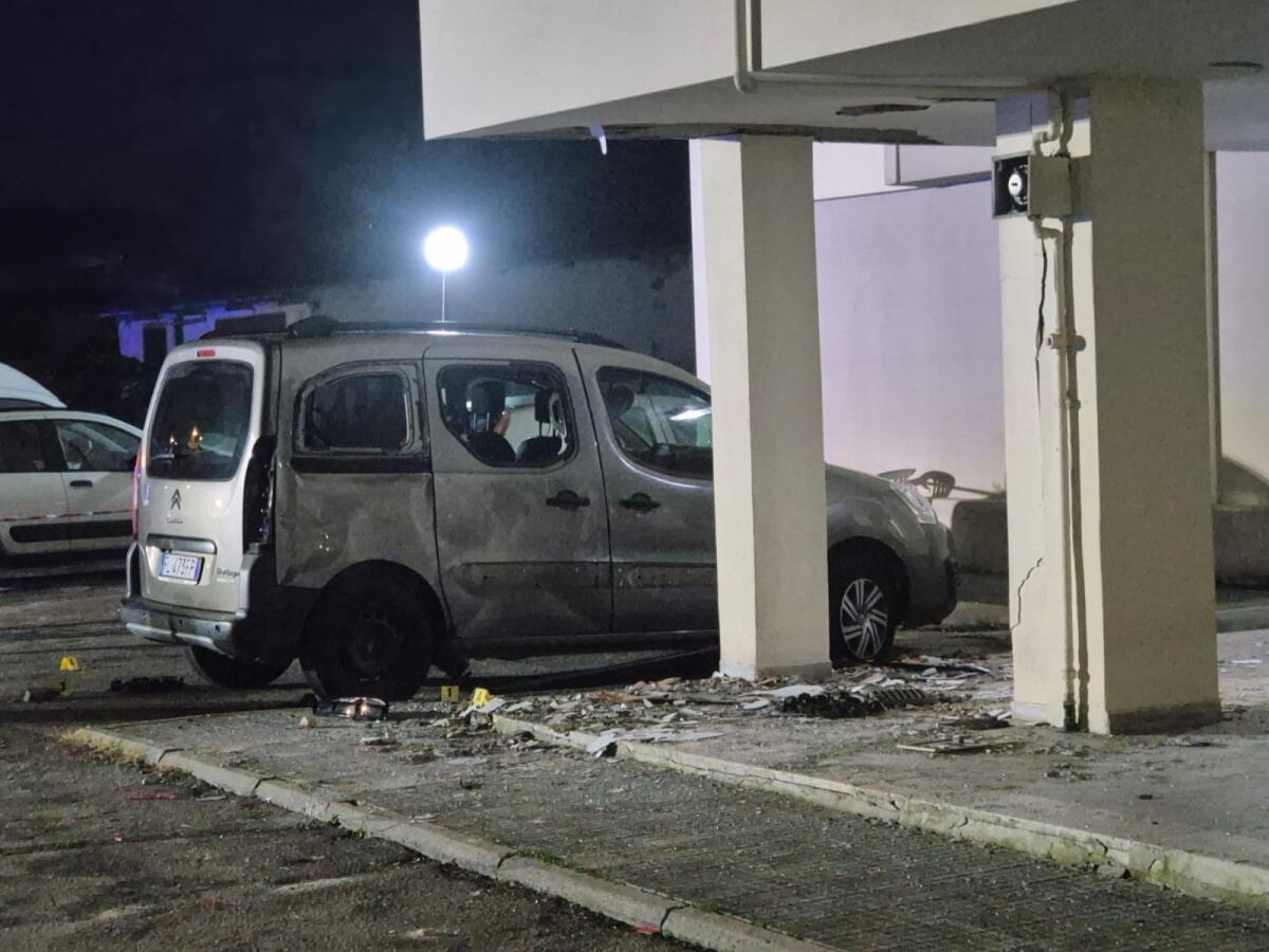 Bomba a Latina, distrutta l'auto attrezzata della signora Gina. I 5Stelle: "Aiutiamola" - 
