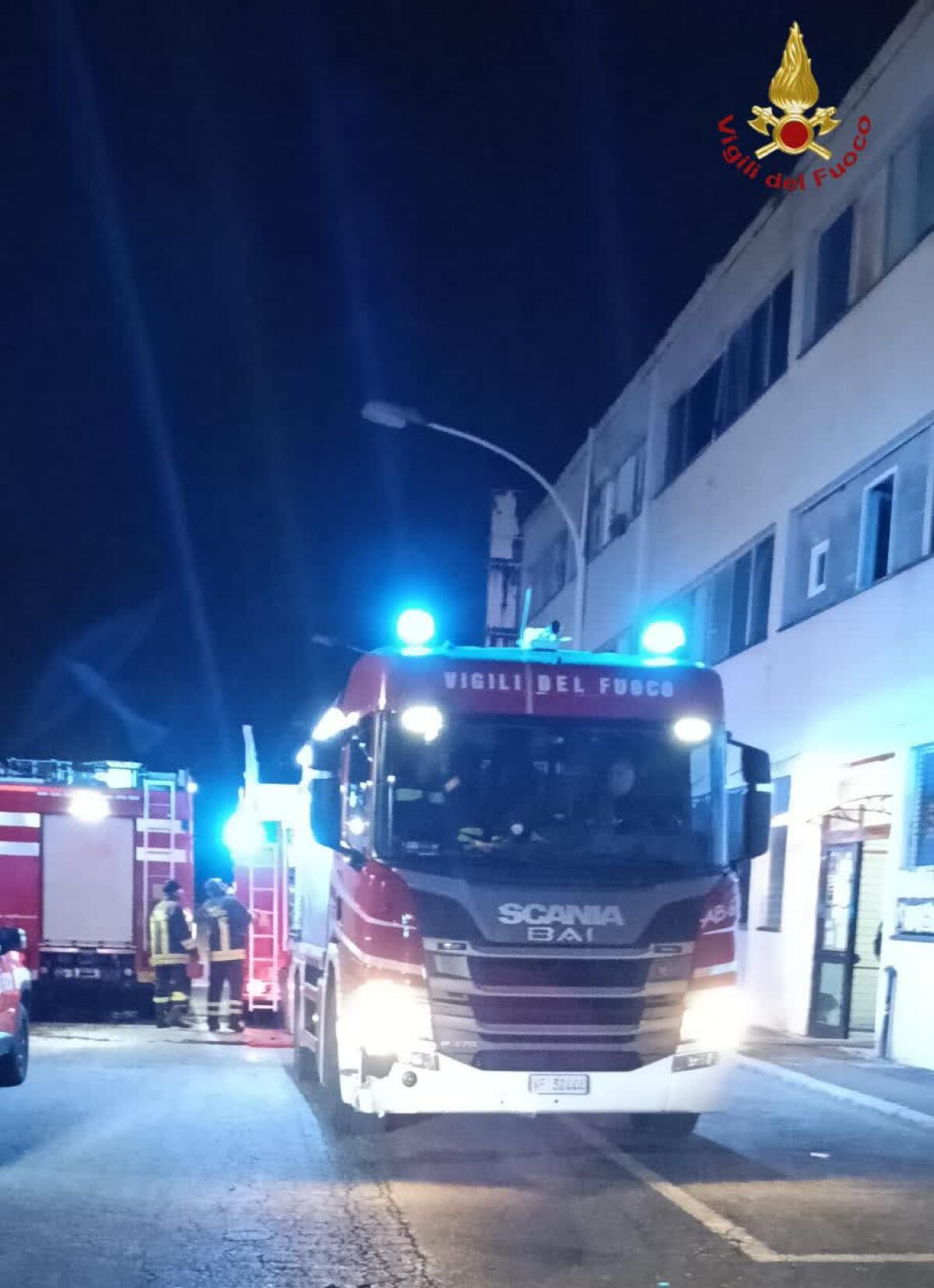 Fiamme in un capannone di tre piani nella Capitale, all’interno circa 200 extracomunitari. - 