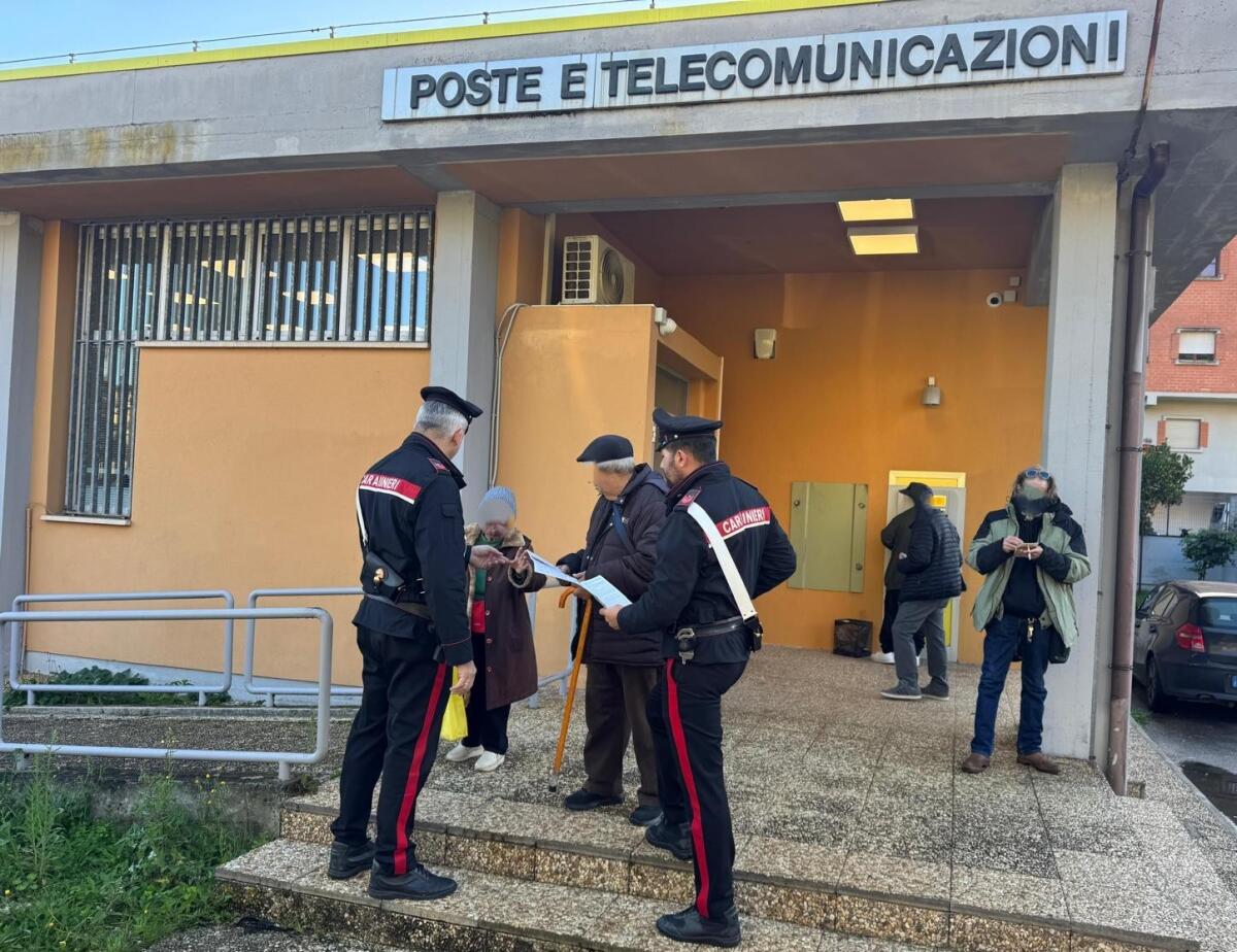 Carabinieri negli Uffici Postali per prevenire le truffe contro gli anziani. - 