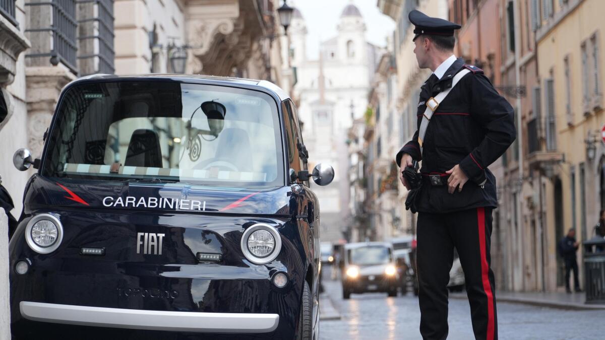 La Fiat Topolino elettrica dei Carabinieri debutta tra i vicoli della Capitale. - 