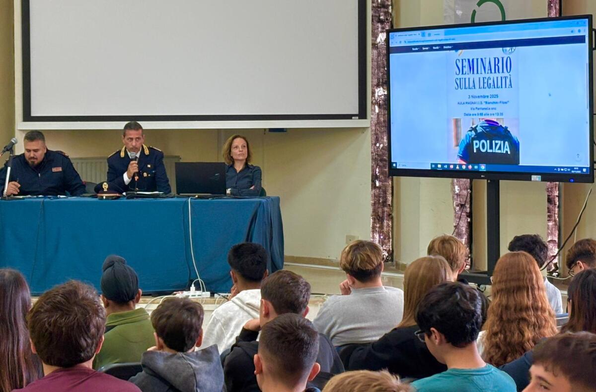Educazione alla legalità contro bullismo e cyber bullismo: la Polizia incontra gli studenti di Terracina. - 