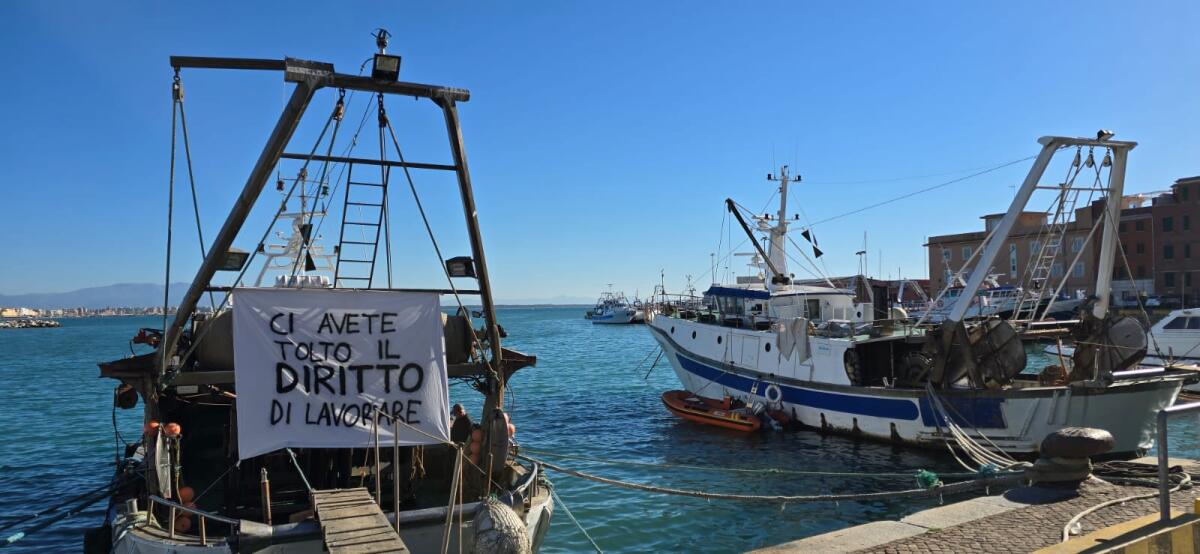I pescatori di Anzio, fermi da oltre un mese e senza aiuti, protestano contro il prolungamento del fermo biologico. - 