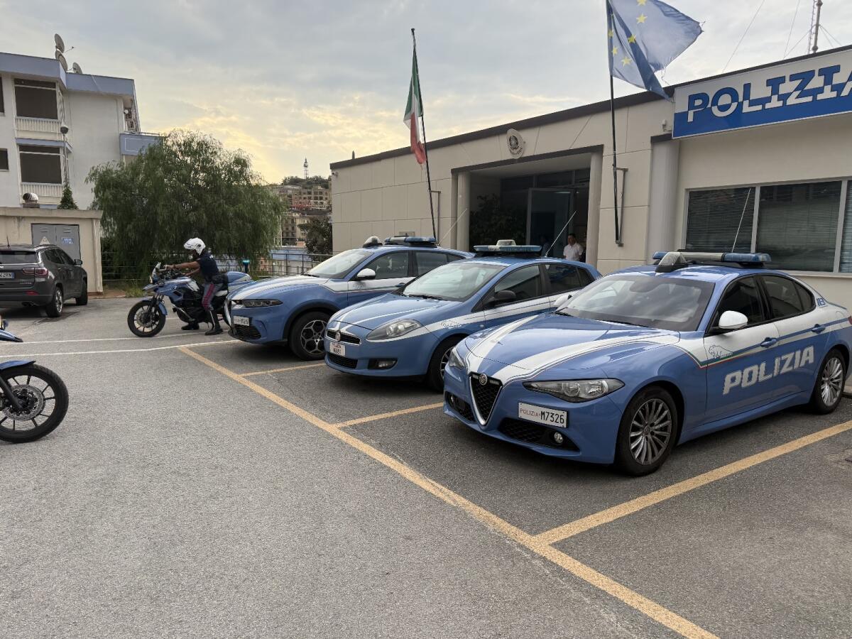 Senza patente, fugge all’alt della Polizia. Scatta la denuncia e la proposta di divieto di ritorno per tre anni. - 