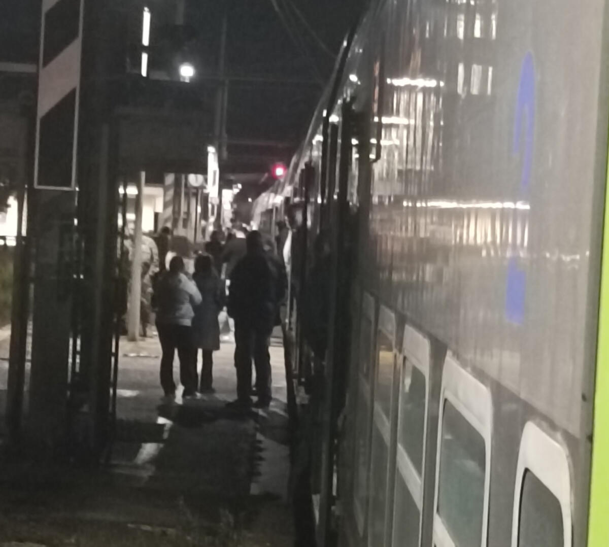 Scende dal treno senza uno dei nipoti, paura e allarme tra Campoleone e Cisterna - 