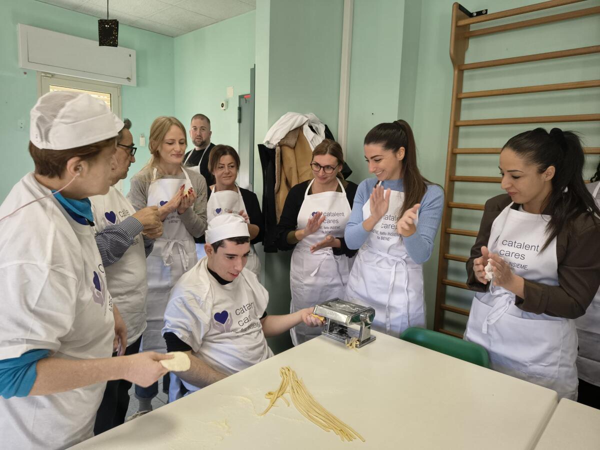 Aprilia, “Mani in pasta”: i ragazzi della comunità Raggio di Sole alle prese con le fettuccine. Mattinata di volontariato con la Catalent. - 