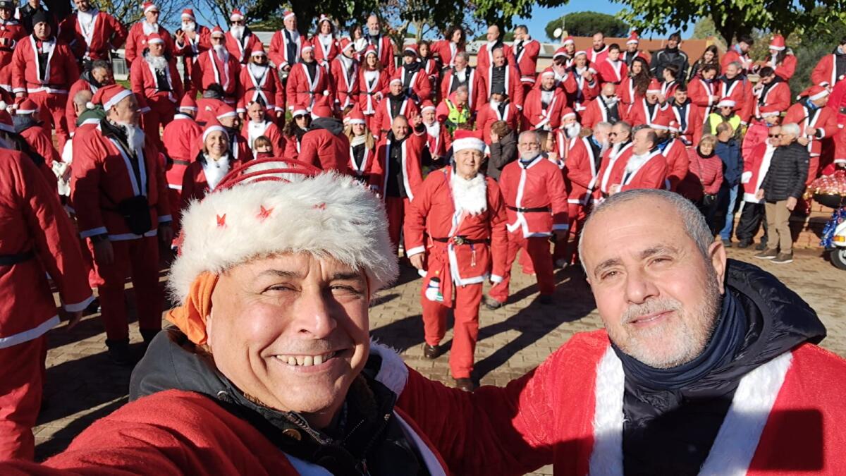 Aprilia, questa domenica in città il corteo dei “Babbi Natale in Vespa". - 